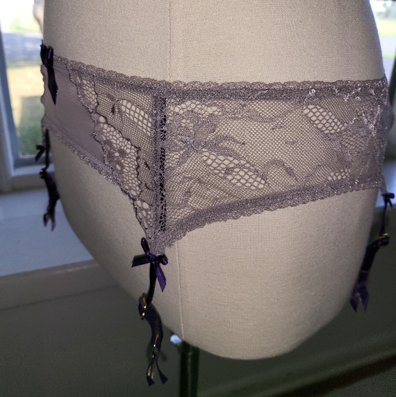 Victoria's Secret Garter Belt - Picture 4 of 8